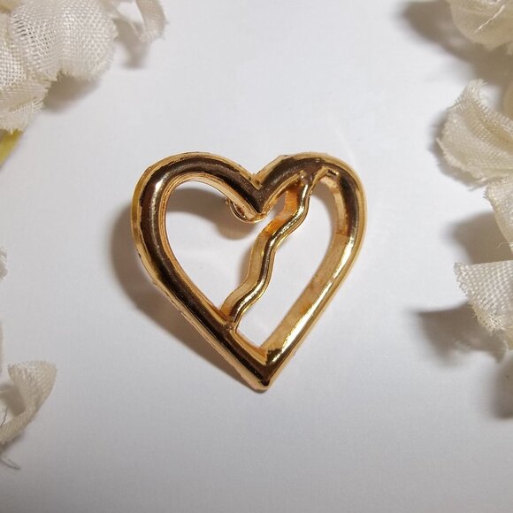 Gold Heart Pin Brooch Small Fashion Accessory Jewelry Gift Idea Woman D190 - Picture 1 of 6